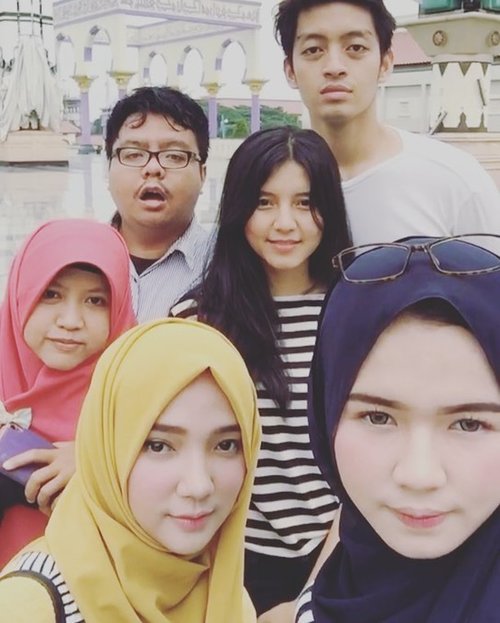 😁 at Masjid Agung Jawa Tengah 🕌✨ •• move to Citra Land 🤣 •• @rachmmaatt @adlerfachrizal @rahmiliagustina @hasni_08 @nabilrach 👻 .
.
.
.
#ayuindriativideos #cousinlove #cousintrip #family #cousins #familygoals #wkwk #bw #garisgaris #napi #clozetteid #semarang #exploresemarang #boomerang #majt
