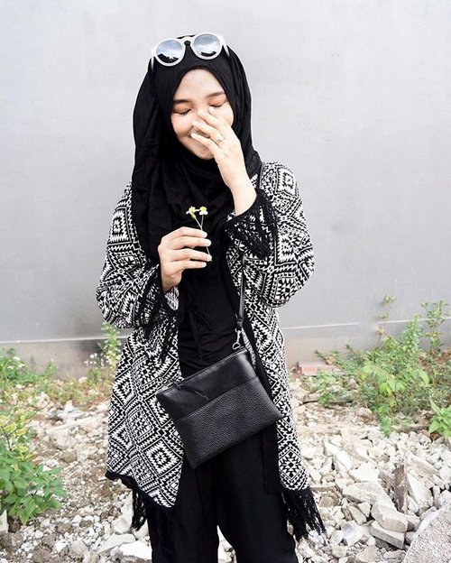 Life is better when you're laughing and Oh! this Fringe Black&amp;White Knit Outer from @hanna_hijab is always make my day even happier 💋❤️ #AyuForHanna #hannabeautifully ...#ayuindriati #clozetteid #OOTDayuindriati #blogger #ootd #hijab #fashionblogger #myhijup #clozette #monochrome #hootd #ootdindo #hijabfashion #hijabstyle