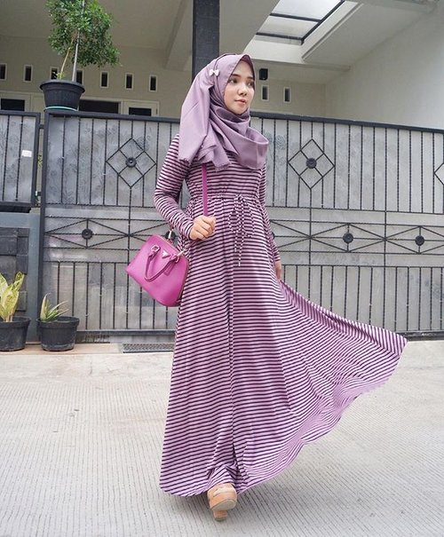 My fav color 🌸✨ wearing beautiful dusty purple stripes dress from @hanna_hijab 😻🎀 Let's find my other OOTD collaboration with @hanna_hijab using this hastag --&gt; #AyuForHanna 💁🏻💕 ....#ayuindriati #OOTDayuindriati #ootd #hotd #hootd #endorse #hijab #hijabi #hijabers #hijabstyle #hijabfashion #clozette #clozetteid #blogger #fashionblogger #BloggerBabesAsia #dustypurple #purple #myhijup #fashion
