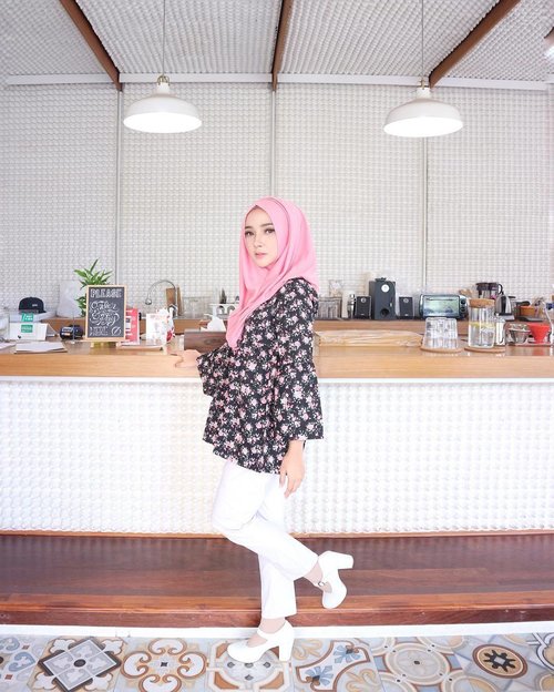 I'm nobody's second choice, you either choose me or lose me. And I don't need any part-time people in my life, you're either with me or you're not. 🌸🌸 ....#OOTDayuindriati #ayuindriati #ootd #hijab #fashion #black #pink #white #hijabfashion #quote #blogger #endorse #clozette #clozetteid http://instagram.com/ayuindriati
