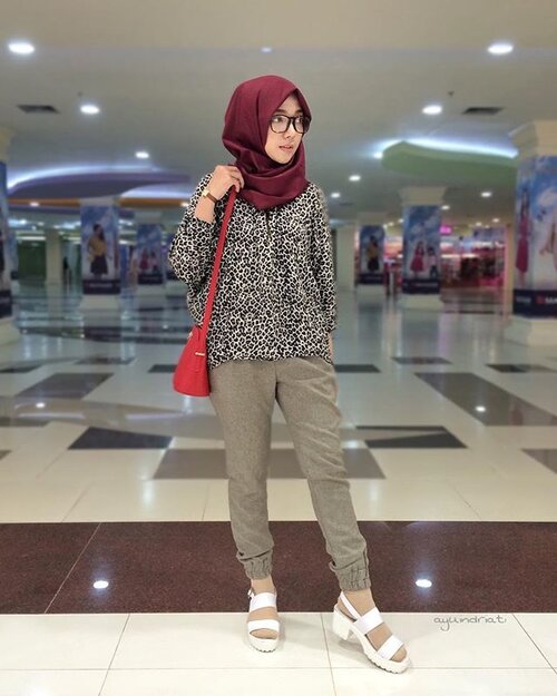 Happy Weekend ❤️ . Hijab -- @dessoutfit Jogger Pants -- @fiore_shop Sandals -- @sepatugrosirmurah Nyaman banget dipakainya ☺️💕 All recommended! Thanks ~ 😘❤️ ....#OOTDayuindriati #clozetteid #clozette #endorse #hijab #blogger #hijabstyle #hijabfashion #fashionblogger #BloggerBabesAsia  #hootd #ootd