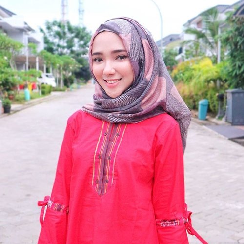 I need someone in my life who can make me smile even when they're not around 😁 ..Pashmina Hijab -- @_scarf_me ..// #endorse via  @sparklemanagement •• #hijab #pashmina #fashion #clozette #hijabfashion #clozetteid
