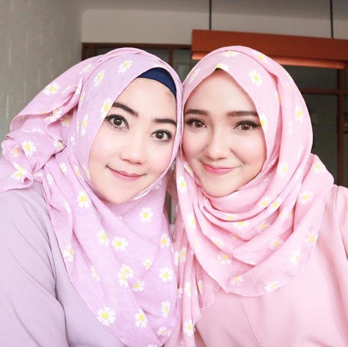 Kak Raisa & Dek Isyana pakai hijab & baju kembaran dari @raisaonlineshop 🎤😆🌸💕 #Clozetteid http://instagram.com/ayuindriati