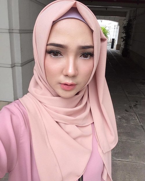 • Makeup of the day by me @ayuindriatimakeart for today  @vanillahijab & @vanillaforclothing Lookbook Photoshoot 🌸🐹🌸 ...#clozette #clozetteid #makeup #MOTD #hijab #pink #cute #vanilla #fashion http://instagram.com/ayuindriati