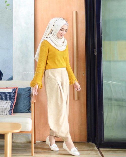 Small steps every day ☀️👣 .
.
Hijab -- @noorelooks 
Fringe Sweater -- @noorelooks 
Pants -- @noorelooks .
.
.
.
.
#OOTDayuindriati #ayuindriatixapplecoastnoore #clozette #clozetteid #endorse #hijab #hijabfashion #fashion #ootd #ayuindriati