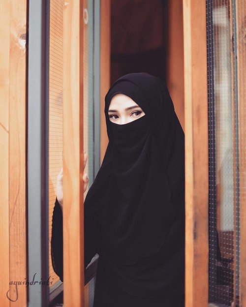 Life is so subtle sometimes that you barely notice yourself walking through the doors once prayed would open. 🚪🐜 #black #hijab #niqab #Clozetteid 
http://instagram.com/ayuindriati