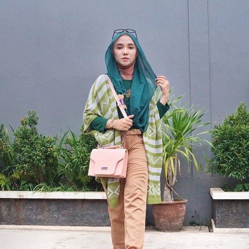 Cute Pink SlingBag from @shopordinary 🌸✨ thank you @shopordinary 😊💕 ....#AyuForHanna #ayuindriati #OOTDayuindriati #ootd #ootdindo #hotd #hootd #endorse #hijab #hijabi #hijabers #hijabstyle #hijabfashion #fashion #blogger #fashionblogger #BloggerBabesAsia #clozette #clozetteid
