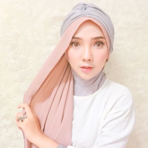 First Edition TURBAN from @abouther.id
——
Let's take a tour and buy your fav TURBAN at @abouther.id, now!
—
[Buy 2 Get 1 FREE! Reach them by LINE and ask them how to get it] ❤️ #StyledbyHER #KnowHERStyle #ayuindriatiXabouther #hijab #turban #clozetteid