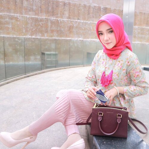 My yesterday's Look. Dan ga lupa pakai softlens Freshlook Colorblends to pop-up my look 🌸💕 ....#FreshSelfieLookJkt #ClozetteID #FreshlookID #OOTDayuindriati #hijab #hijabfashion #pink #hijabstyle #canon #eosm10 #ootd #hotd #ayuindriati