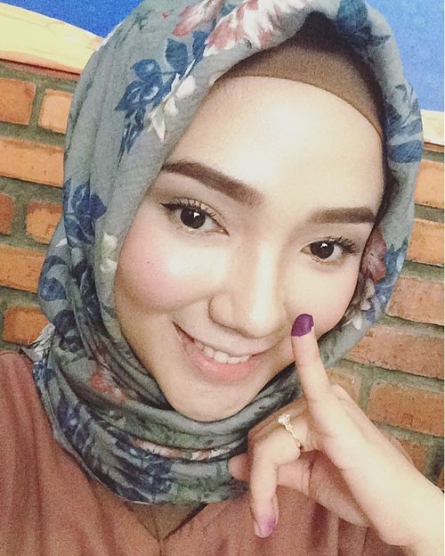 Aku pilih yang muslim, kamu pilih siapa? 🙋🏻🕌 .
.
.
.
#jakarta #selfie #election2016 #electionday #muslimvotemuslim #hijab #clozette #clozetteid #ayuindriati