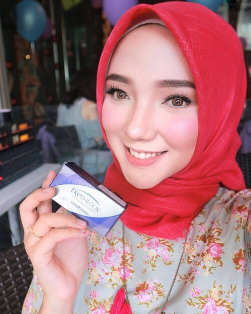 Banyak bgt yang nanya ke aku, aku suka pakai softlens apa.. Dulu aku pakai softlens asal beli aja di online yang penting warnanya bagus & lagi hits ga memikirkan kesehatan & efek jangka panjangnya, tapi pas kemarin aku dapat musibah mengenai mata aku sebelah kanan itu ngebuat aku jadi parno & takut banget pakai softlens lagi padahal cara perawatannya udh bersih & bener bgt menurut aku, jd pas musibah itu mata aku yg kanan sampe gabisa aku buka saking sakitnya dan aku harus tidur terus selama beberapa hari karena mata aku jd sensitif sama cahaya :( tapi alhamdulillahnya aku cepat penanganannya lalu di treatment di dokter spesialis mata, dan kata dokternya pemeliharaan & pemilihan softlens itu penting banget cari yang bisa membuat mata kita mendapatkan oxygen lebih baik, bukan cari yg kadar airnya tinggi ini salah banget 😂 (ini ceritanya panjaaaang bgt & pernah aku ceritain di Live IG Stories aku hehe jd soon aku bakal cerita fullnya di youtube aku) 😅😘 •• Intinya sekarang itu ada brand softlens yang di keluarkan dari perusahaan yang memang bergerak dibidang penyuplai peralatan kesehatan mata di Indonesia jadi mereka memproduksi softlens +solution dengan memperhatikan kesehatan mata bagi para penggunanya tapi yang aku suka softlens ini tetap memiliki 12 pilihan warna yang cantik banget! Sehingga buat kita para pengguna softlens tidak takut lagi akan kualitas softlens yang kita gunakan & tetap bisa tampil cantik dan fashion tapi tetap insyaAllah aman & sehat. 👌🏻 •• Kali ini aku pakai softlens merk FreshLook Colorblends warna honey, menurut kalian gimana?? Kalau punya cerita menarik bisa saling share yaa.. 😍🍂✨ ....#FreshSelfieLookJkt #ClozetteID #FreshlookID #selfie #softlens #hijab #hijabfashion #hijabstyle #eyes #makeup  #ayuindriati