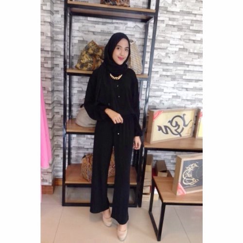 Anbasic all-black jumpsuit with the touch of gold necklace 