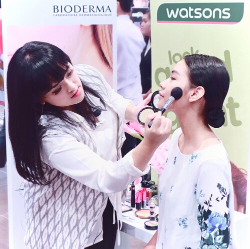 Congratulations  @watsonsindonesia for the re-launch store at PIM 2. Tampilan store nya yang baru jadi lebih memudahkan pengunjung saat ingin berbelanja🛍😍 Nah dalam acara tersebut kak @bylizzieparra juga hadir untuk memberikan demo makeup natural sambil sharing produk @bioderma_indonesia favoritnya yang selalu jadi andalannya saat makeup-in klien.

(Event repot: bit.ly/RelaunchWatsonsPIM2)

Selain itu ada treasure hunt yang dilakukan oleh para bloggers dengan hadiah yang super banyak. Psst... Sampe pada buka sepatu loh 😂
Selengkapnya nanti akan ada di blog ku ya. So thank you for having me @glitzmediaco @watsonsindonesia @bioderma_indonesia 🦄

Happy shopping only at Watsons! 🛒 
__________________________________

#BiodermaxWatsons #BiodermaxGlitzmedia #BiodermaIndonesia #WatsonIndoensia #GlitzMedia #Glitzevent 
#ClozetteID