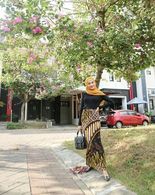 Oho, I'm wearing skirt, designed by me for @hadipranoto_batik cc @sembung_batik..#clozetteID #hijabfashion #hijabstyle #hijabchic #hijabmodesty #hijabmodern #hijabmuslim #hijabindohits #hijabers #modest  #modestfashion #lookfashion #fashion #instafashion #instablog #instamode #instastyle #style #modeststyle #modesty