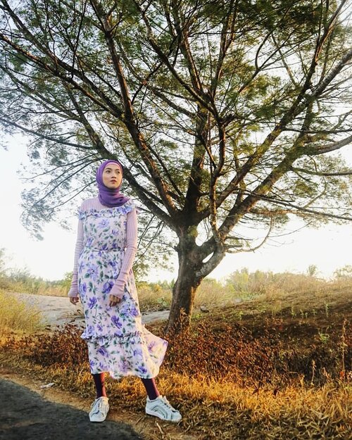 Those treasured hours between the end of the day and the beginning of night are beautiful moments to refresh myself with praying// Beautiful👗from @somethingborrowed_official📷 @onazz_trackvoice..#hotd #hijaboftheday #hijabstyle #stylehijab #stylista #style #stylediary #styleoftheday #ootdmagazine #ootdshare #ootdindo #ootd #outfitoftheday #outfitinspiration #outfitinspo #fashiondiary #fashionhijab #fashion #instastyle #instafashion #dress #clozetteID #ZaloraStyleEdit #explorejogja