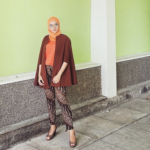 These @hadipranoto_batik pants matching with Teresa Cutout Cape from @berrybenkalabel @berrybenka ~cocok buat ngantor~..#batik #batikjogja #officelook #lookoftheday #lookbook #lookbookindonesia #ootd #hotd #hijaboftheday #hijabstyle #hijab #fashionhijab #fashionpost #fashion #stylista #vscostyle #vsco #clozetteid #clozetteco #clozetter #whatiwore #whatiweartoday #wiwt #instagram #instastyle #berrybenka #berrybenkalook #brown #warm #look