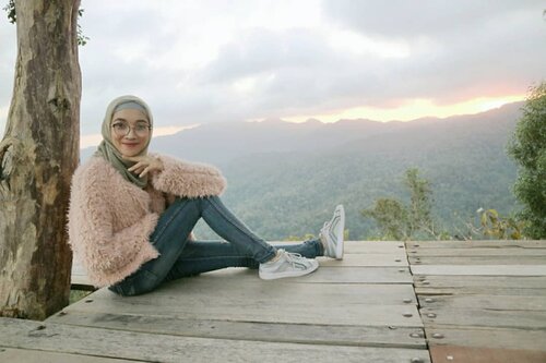 What a view🌄🌄 While thinking of what Im gonna eat tonight LOL// Wearing faux fur jacket @stradivarius is not only stylish, but also warm, soft, and veryyyy huggable//..#sunset #scenery #landscape #stradilooks #clozetteID #OOTD #outfitoftheday #outfitinspo #outfitgoals #outfitstyle #style #stylish #stylista #hijabstyle #hijabchic #hijabcantik #hijablover #hijabfashion #fashion #fashionstreet #fashionshoot #fashionphotogtaphy #senja #jogjascenery #explorekulonprogo #pulepayung