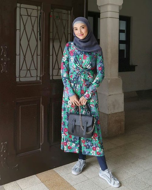 Well, I think that playing dress up is fun at any age!! 👗@stradivarius..#clozetteID #style #stylista #streetstyle #instastyle #casualstyle #fashionstyle #fashion #fashiontrends #fashionworld #fashionphotography #fashionstreet #fashionhijab #hijabchic #hijabhits #hijabista #hijabstreet #ootd #ootdpost #ootdstyle #stradilooks #stylebyme