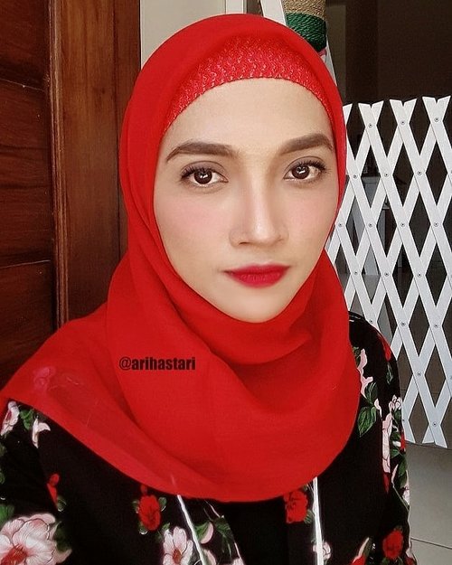 My first date with hubby after coming back from Jakarta. Im sure that I do really want to wear bold color! That's why my hijab is red. And my lips too👄..#clozetteID #clozetters #wakeuplikethis #wakeupandmakeup #makeup #makeuponfleek #makeupgoals #makeupjunkie #makeupinspo #makeuptalk #makeuplife #makeupfeed #makeuplover #makeupaddiction #makeupoftheday #motd #lipstick #lips #red #brows #shadow #shading #baking #highlighter #highlightandcontour