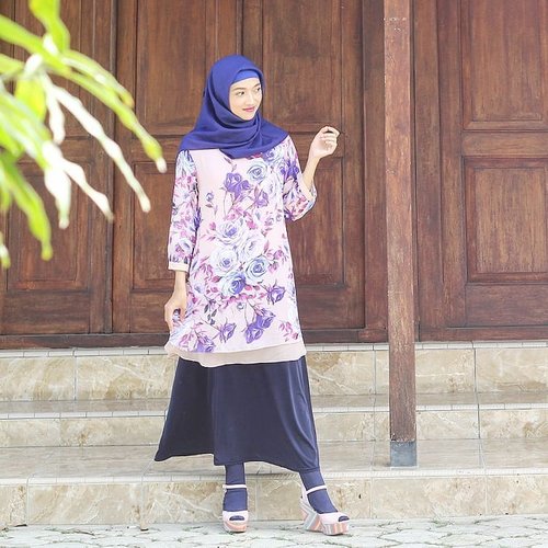 Attending traditional wedding with this beautiful blouse from @brilliant.arlette《kusuka bahannya adem dan motif bunganya cantik🌸》📷 @andrepmks..#OOTD #clozetteID #outfitstyle #outfitshare #outfitinspo #outfitoftheday #style #stylista #styling #stylebyme #stylediaries #stylediaries #hijab #hijabootd #hijaboutfit #hijabmodern #hijabstyle #hijabfashion #fashion #fashionlook #fashiongirl #instafashion #instalike #instagood #flower #lookbook #whatiwore #whatiweartoday