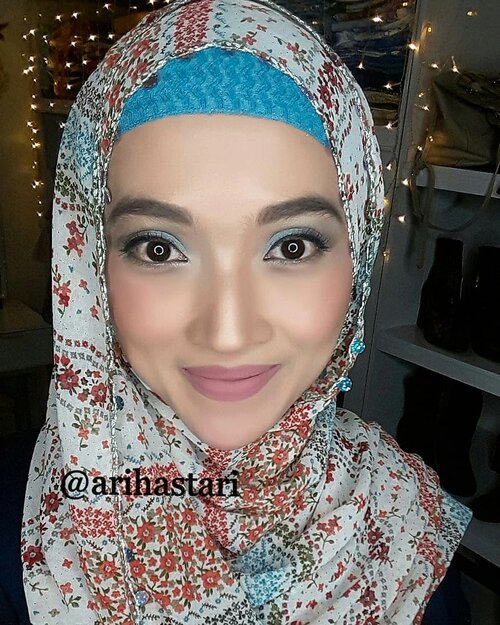 I want to experiment with color, so I'm using blue as an accent to my normal makeup is the easiest way to incorporate it without it feeling forced. And oh, it suits my hijab😻
.
.
#makeupinspo #makeuplook #makeupmafia #makeuplover #makeupjunkie #makeup #wakeupandmakeup #makeupideas #motd #makeupoftheday #instamakeup #hijab #hijablook #highlighter #bronzer #shading #contouring #eyeshadows #viva #maybelline #thebalmcosmetics #wardahbeauty #wardahlipcream #clozetteID #nolashes #nofakelashes #blue #bluefrost