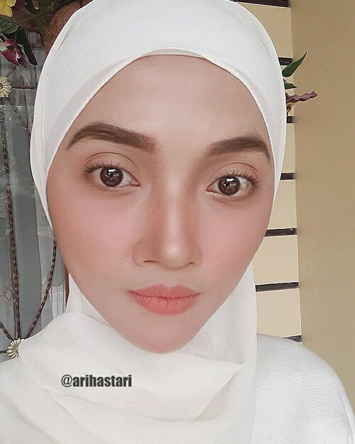 Going simple with nude makeup, all by @wardahbeauty(Baru nyadar lupa pake eyeliner, mata jadi keliatan bulet dan jendol bgt. Tp gmn dong! Aku tuh tipe yg gak suka pake kacamata hitam, kecuali kalo emg silau yaaa). Trs ini sama bojo mau diajak jalan kemana?..#ClozetteID #makeupinspo #makeupideas #makeuplove #makeupaddict #eyebrows #contouring #baking #blushon #lipstick #mattelipstick #shawl #hijab #hijabstyle #hijabgirl #hijabmodesty #hijabmodern #hijaboftheday