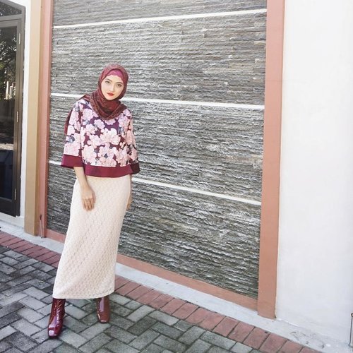 how to deal with hot weather, yes be friend with red color🐞🐞// wearing floral print block layered top from @zalia_official ..#ootd #ootdindo #ootdpost #outfitoftheday #hijab #hotd #hijaboftheday #hijabstyle #hijabers #whatiweartoday #whatiwore #wiw #wiwtd #clozetteid #clozetteco #clozetter #instalike #instagood #instamood #instafram #instastyle #stylista #styleoftheday #lookoftheday #lookbook #zalia #zaloraid #FindItOnZalora