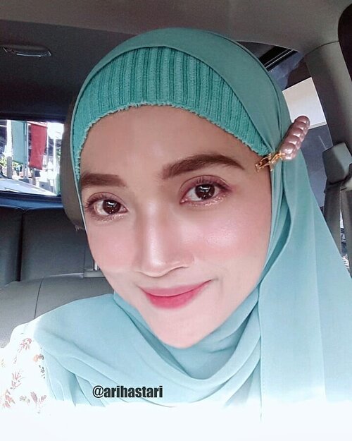 Glitter for undereyes [korean make up look]. It makes the peepers look huge and also a little bit watery. Apakah sya sudah terlihat habis menangis? LOL xoxo..#hairpin #pearlhairpin #ClozetteID #hijabista #stylehijab #styleicon #koreanstyle #koreanlook #koreanmakeup #makeupkorea #makeup #makeupnatural #makeupinspo #makeupaddiction #makeupjunkie #makeupmafia #makeuponpoint #makeupfeed #makeupbyme #wakeupandmakeup