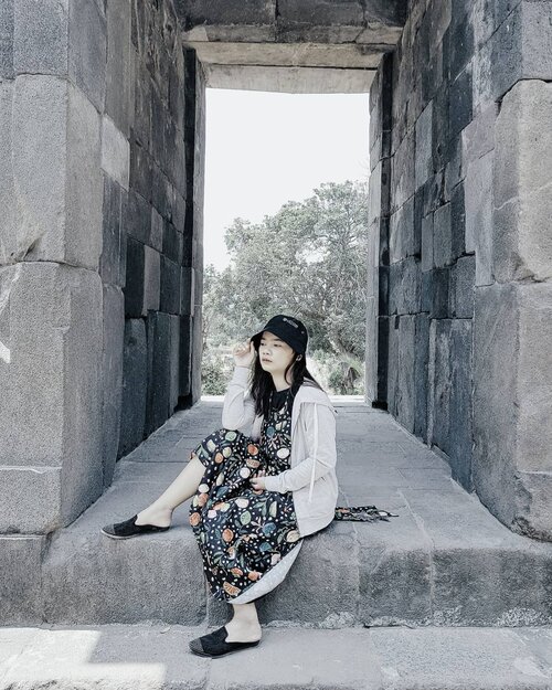 Detail OOTD : ⠀
👗 : @pomelofashion Artist Collab Midi Halter Open Back Dress - Black ⠀
👕 : @converse_id T-Shirt Black ⠀
🥿 : @octav.official Blink Mules - Black⠀
👒 : @61clothing Bucket Hat⠀
⠀
Sudah jajan apa aja di 12.12 tadi malam? Mata ngantuk abis pantengin diskonan dong? Kalau iya, mari kita sarapan terus tidur lagi. 🤪🤣🤭⠀
⠀
#rimaangelholiday #explorejogja #clozetteid #clozette #fashion #ootd #exploreindonesia #candiprambanan #prambanan #liburanjogja #yogyakarta #jogja #kotayogyakarta #liburandijogja