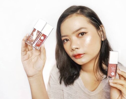 Seperti yg kalian lihat sebelumnya, ini adalah makeup tutorial menggunakan fanbo tetapi selain fanbo tentu ada base makeup-nya bukan? Dan juga highlighter-nya.Jadi, disini aku menggunakan foundation dari Revlon Air Brush Effect dan juga highlighter dari Catrice dan Make Over. 🌷 Revlon Photoready Airbrush Effect Foundation - Shell🌷 Catrice Glowdoscope Highlighter Palatte🌷 Make Over Riche Glow Face Highlighter#rimaangel #beautybloggerindonesia #beautybloggerid #clozetteid #makeuplook #dewylook #glowingmakeup #highlighter