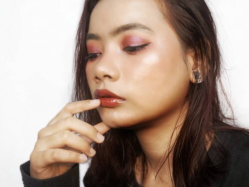 Maunya tiap hari bangun dalam keadaan cantik menggunakan makeup. 🤣😅 *maunya lho ini⠀
⠀
Ya biar ga cape-cape makeup berjam-jam gitu terus menghapusnya dalam hitungan menit. 🤭⠀
⠀
Detail Makeup⠀
🌸 Maybelline Fit Me Dewy+Smooth Foundation ⠀
🌸 Ultima II Delicate Translucent Face Powder ⠀
🌸 Maybelline Instant Age Rewind Erase Multi-Use Concealer - 150 Neutralizer⠀
🌸 Maybelline Fit Me Concealer - 25 Medium⠀
🌸 Fanbo Perfect Fairs Lip & Cheek 03⠀
🌸 Catrice Blush Box - 010 Soft Rose ⠀
🌸 Make Over Riche Glow Face Highlighter⠀
🌸 Esqa Pink Goddes Eyeshadow Palette ⠀
🌸 Makeup Revolution I Heart Chocolate Bar Eyeshadow Palette - Pink Fizz⠀
🌸 Althea Spotlight Eye Glitter - 02 Pink Light⠀
🌸 Maybelline Fashion Brow Color Drama Mascara - Khaki⠀
🌸 Maybelline Brow Precise Fiber Volumizer Mascara - Soft Brown ⠀
🌸 Mizzu Eyebrow Matic - Caramel ⠀
🌸 Emina Creamatte - 02 Fuzzy Wuzzy ⠀
🌸 Fanbo Ultra Satin Lip 07⠀
🌸 Catrice Dewy-Ful Lips Conditioning Lip Butter - 02 Let's DEW This! ⠀
⠀
#maybellinefoundation #makeoverhighlighter #esqaeyeshadow #makeup #makeuplook #clozetteid #althea #eminaCreamatte #mizzu #catrice #fanbo