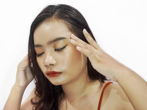 Pusing pala barbie dalam minggu ini karena banyak pengeluaran dadakan karena kerusakan dadakan juga. 😅⠀
⠀
Tapi ya sudahlah!⠀
⠀
Btw, makeup look kali ini, terlihat dewy karena emang pake foundation dewy dan juga karena ga dipakein bedak. 🤣⠀
⠀
Kalau sehari-hari, mana berani aku begini, yang ada banjir kali ah wajah aku sama minyak. HAHA⠀
⠀
#lol #rimaangel #beautybloggerindonesia #beautybloggerid #makeuplook #clozetteid #makeup #life #dewylook #nopowder