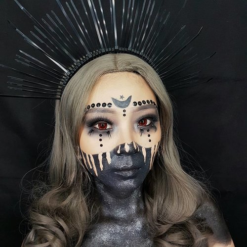 When black canvas turn into dark witch!.Bando inspired by @cindercellaMakeup Look inspired by campur sari browsing 😂😂.Deets will be share on next post!..........#luellablog #luellamakeup #blackcanvasmakeup #glamesha #queenofdarknessmakeup #witchmakeupidea #tampilcantik #indobeautygram #bvloggerid #beautiesquad #clozetteid #clozzetebeauty #bloggerindonesia #bloggerindo #beautilosophy  #indobeautysquad #beautygoersid  #beautybloggerindonesia #bvloggerid #beautybloggerbandung #setterspace #bloggerbandung #muabandung #muatribeid #muaindonesia #bloggermafia #bunnyneedsmakeup #kbbvfeatured
