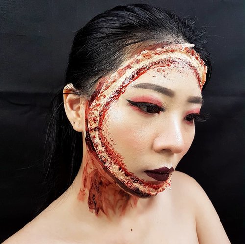 I can smell the sweetness of your blood. Can i sip a bit of it??.Ok this is my last post for Halloween Month 👻......@cchannel_id #luellamakeup #tampilcantik #halloweenmakeupideas #cchallengehalloween2018 #halloweenmakeup #cchannelid #indobeautygram #bvloggerid #cchannelbeautyid #beautiesquad #clozetteid #clozzetebeauty #bloggerindonesia #bloggerindo #beautilosophy  #indobeautysquad #beautygoersid  #beautybloggerindonesia #bvloggerid #ragamkecantikan  #beautybloggerbandung #setterspace #spookyminuet #minuetpalette #kbbvmember #bloggermafia #bunnyneedsmakeup #kbbvfeatured