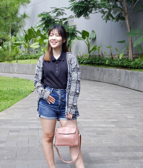 I'm nicer when i like my outfit! .
🛍 @flashy_shop 
Top - Blasvelo Shirt
Outer - Kinsan Outer
Bag - Ainuna Sling Bags
.
.
.
.
.
.
#luellaartistry #luellaootd #luellabrandcollab #clozetteid #clozettebeauty #ootdbloggers