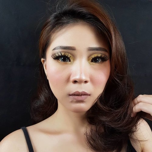 Swipe to see MAGIC! I'm using @lagirlindonesia Glitter Magic Lip Color Glitterati...Slide 1 -> First swatch on lipsSlide 2 -> After pouting lips (Magic happens! See that glamour glitter!)Slide 3 -> Zoom, still look natural, right? 👌.Glitterati is my favorite lately ❤....#lagirlcosmetics #lagirlglittermagic #magicallytransform #facechart #artsymakeup #mnyitlook#luellamakeup #tampilcantik #indobeautygram #bvloggerid #cchannelbeautyid #beautiesquad #clozetteid #clozzetebeauty #bloggerindonesia #bloggerindo #beautilosophy  #indobeautysquad #beautygoersid  #beautybloggerindonesia #ragamkecantikan  #beautybloggerbandung #setterspace #bloggerbandung #muatribeid #kbbvmember #bloggermafia #bunnyneedsmakeup