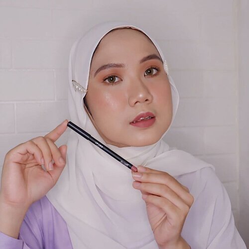 Siapa yang suka sama tampilan bold makeup kaya gini ? Aku biasanya tampil bold kalau lagi special occasion kaya kondangan, atau photoshoot. Nah akhir akhir ini lagi suka banget sama lip liner dari @barrymcosmetics_id yang warna rose, karena teksturnya creamy, gampang diblend dan hasilnya tahan lama. Kalian bisa pakai sebagai liner sebelum pakai lipcream/lip paint atau bisa juga jadi full lipstick kaya yg aku pake sekarang 🥰Produk @barrymcosmetics_id ini British cult cosmetics, cruelty free, vegan dan sudah BPOM! Harganya juga super affordable cuma 50k dan tersedia dalam 12 warna 😍So find more @barrymcosmetics_id on @guardian_id or Official Store Barry M at e-commerce. ...#barrym_id #LoveBarryMBarryBarryMuch #vegan #clozetteid