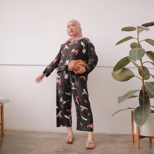 Pajamas favorite of the month goes to @hardwareclothid ❤️.Jujur patternya gemas sekaliiiii dan bahan katun rayonnya ini supeeer adem. Tap tap ❤️ kalo kalian juga suka ya!.#hardwareclothid #iwearhardware #clozetteid #akudilinetoday