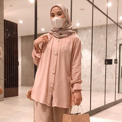 Nyobain croissant yang lagi happening di Astha Mall 🤪 @bakerman.id . Sekilas OOTD simple aku baju blouse dan hijab dari @vanillahijab ❤️.#ClozetteID#vanillahijab #vanillahijabstyle