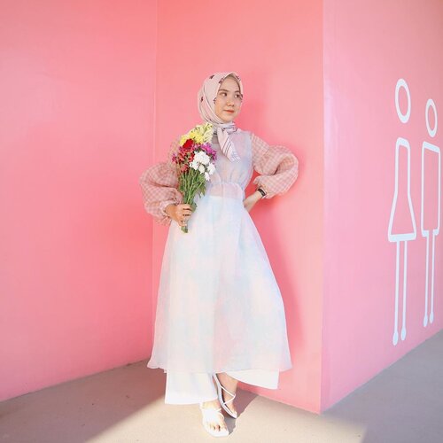 Hi babe can I call youuu? 🙈 @soohyun_k216 _Scarf @vanillahijabstudio Dress @sidelinelabel x @ameliaelle Shoes @eveseitch_id .....PS: I try to be ko moon young hijab version, please don’t judge me 🤣