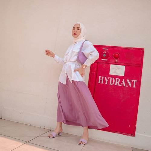Lilac is my new black 💜 wearing pleats skirt in lilac from @vanillahijab Tap tap for details outfit! .#vanillahijab #vanillahijabstyle #sistervanillahijab #clozetteid