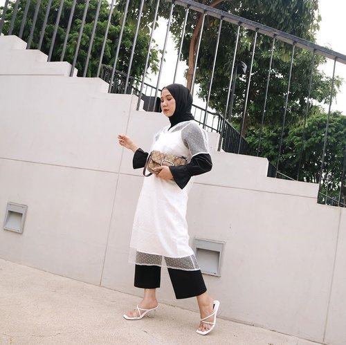 Black and white outfit inspiration with @label8store 🖤 tap tap for deets!  #label8store #hijabootdindo