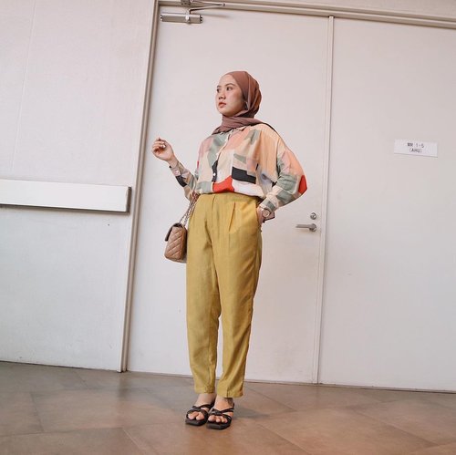 My comfort zone outfit ❤️ Pattern shirt from @mayelv.co ,  launching promo discounts 10% off until April, 4 2021. Grab it fast gurlssss!!!!! 🥰🥰🥰.#clozetteid #akudilinetoday #shoxsquad #lookbookindonesia