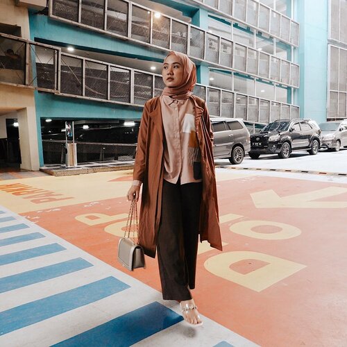 Happy weekend! yg weekendnya masih kerja yuk ngacung 🤪 .Tap tap for detail outfit 💖#tezzaapp #inspo .........#lookbookindonesia #ootdindo #shoxsquad  #clozetteid #theshonet #theshonetinsiders #hijabootdindo #fashionblogger #fashionbloggerindonesia #fashioninfluencer #jktspot #jktgo #explorejkt