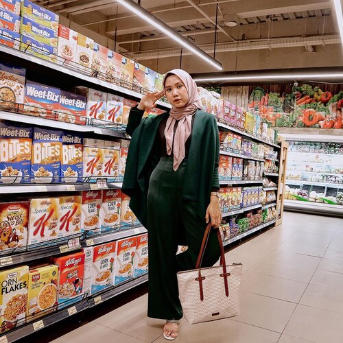 What’s your favorite cereal ? Me : Froot Loops! OOTD edisi kangen nge-mall ke GI huhu. Apakabar quarantine week ke 4 guys🙈 udah bosen belum #dirumahaja hahahaha 🤪Swipe left for OOTD review ✨.....#lookbookindonesia #ootdindo #shoxsquad  #clozetteid #theshonet #theshonetinsiders #hijabootdindo #fashionblogger #fashionbloggerindonesia #fashioninfluencer #jktspot #jktgo #explorejkt