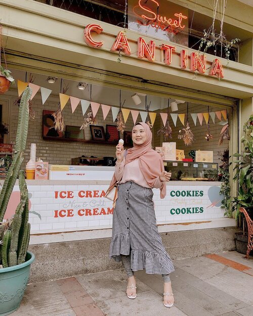 Sweet tooth for this weekend ❤️🍦 @sweet.cantina #explorebandung ..........#lookbookindonesia #ootdindo #shoxsquad  #clozetteid #theshonet #theshonetinsiders  #hijabootdindo #fashionblogger #fashionbloggerindonesia #fashioninfluencer #duniakulinerbdg #bdggo #explorebandung