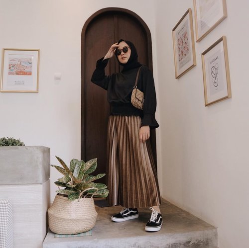 Simple outfit inspo for your weekend. Black and brown 🖤 tap tap for deets! Top from @supplierbajuimportmurah ...#hijabootd #lookbookindonesia #fashion101#cieltalent