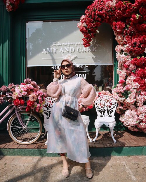 Madam Ko Moon Young Inspired Style 🙈🌷 Wrapped in @sidelinelabel x @ameliaelle .Seluvvvvv itu sama koleksi ini! Btw buat celananya aku pake dari koleksi yang “Secret Garden” . Swipe left for details babes💕.#ameliaellexsideline #secretgarden #sidelinelabel