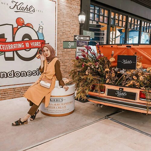 Spot foto menggemaskan #10yearskiehlsid @kiehlsid di Senayan City ✨ nyoba pake preset baru wdyt  bagus or not ? Comment dong hihi ❤.#kiehlsid #10menituntukbumi #jktspot#clozetteid