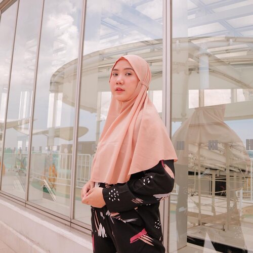 Happy Weekend Good People dari aku yang happy banget pake kerudung instan dari @adn_shop.id ❤️🌈.Bahannya diamond italiano yang super adem dan cocok dipake untuk sehari-hari. Daaan yang paling happy harganya super duper affordable. If you like it go check out now 😍...#hijabootdindo #modestfashion #clozetteid